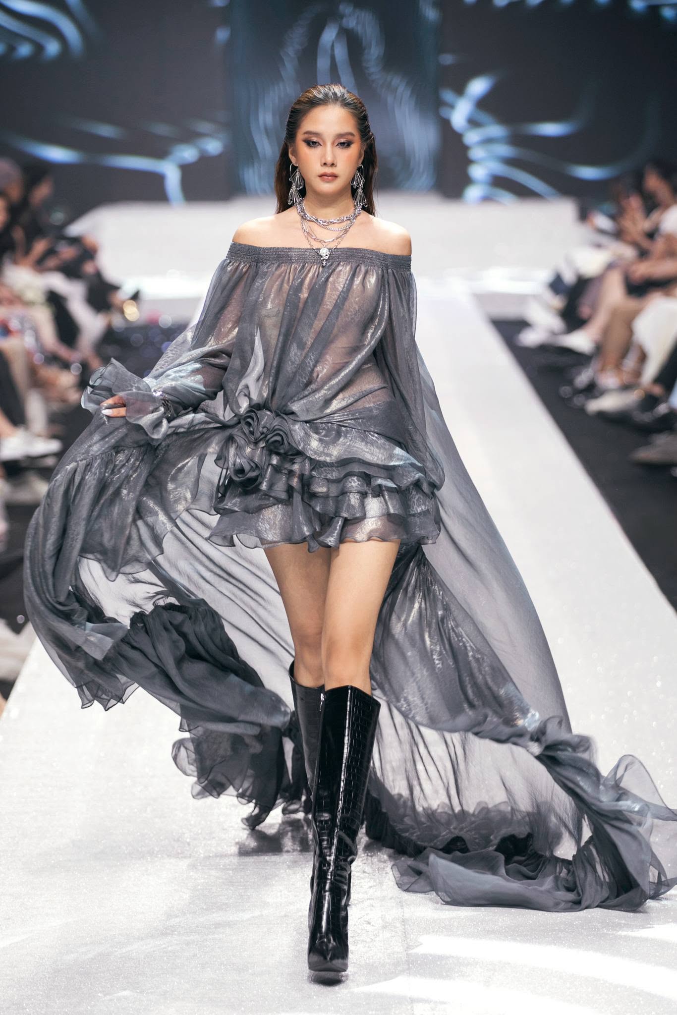 LOOK 19